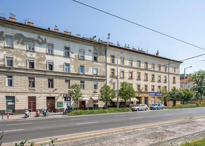 Cozy New Home - Easy City Center Access